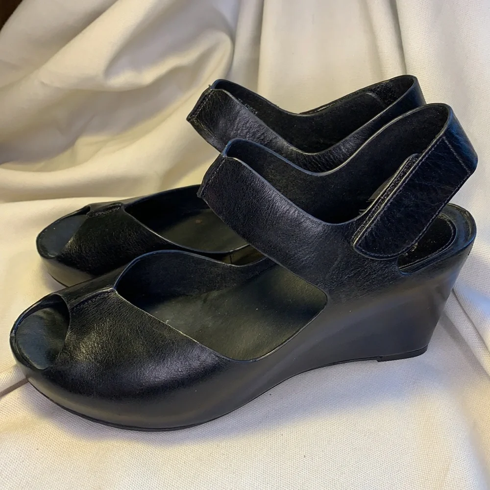 Johnston & Murphy almost NEW leather wedge peeptoe